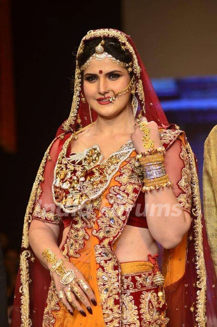 Zarine Khan walks the ramp at the IIJW 2014 - Day 2