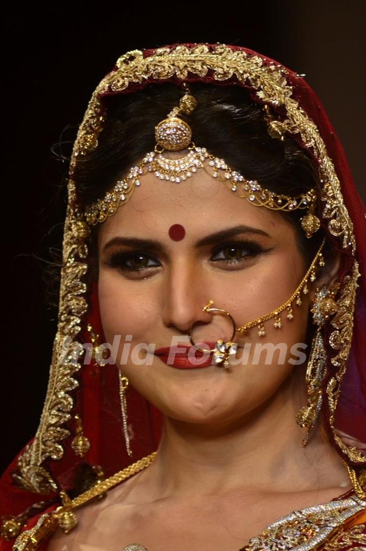 Zarine Khan walks the ramp at the IIJW 2014 - Day 2