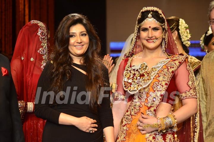 Zarine Khan walks the ramp at the IIJW 2014 - Day 2