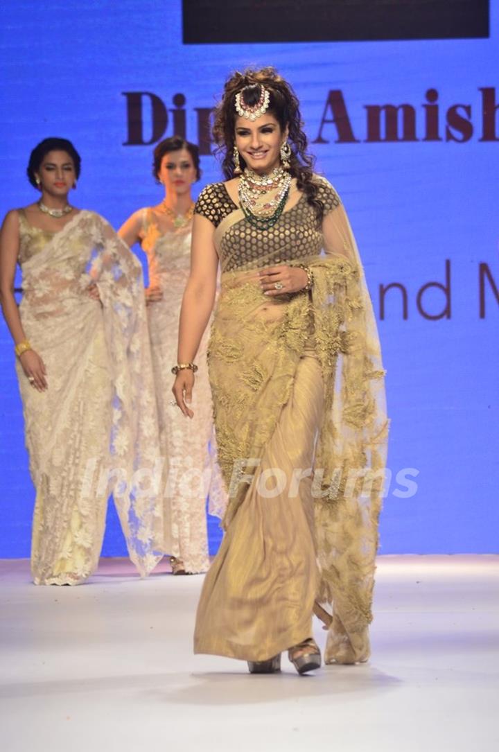 Raveena Tandon walks the ramp at the India International Jewellery Week (IIJW) 2014 - Day 2