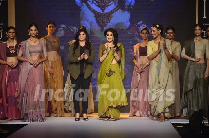 Sagarika Ghatge walks the ramp at the India International Jewellery Week (IIJW) 2014 - Day 2