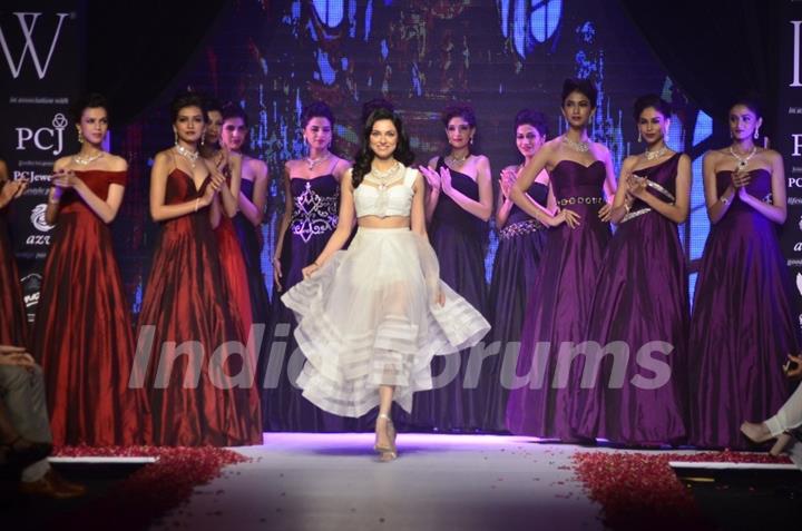 Divya Khosla walks the ramp at the India International Jewellery Week (IIJW) 2014 - Day 2