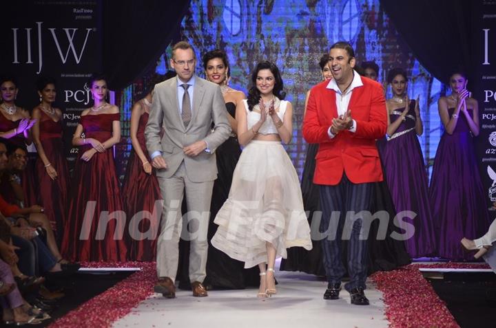 Divya Khosla walks the ramp at the India International Jewellery Week (IIJW) 2014 - Day 2