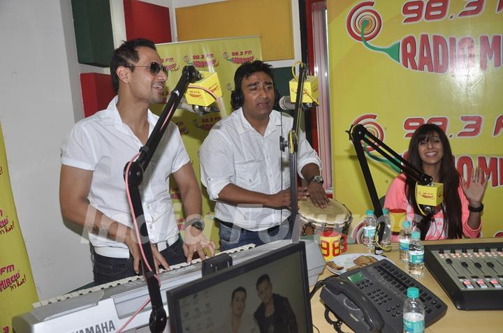 Manmeet Singh and Anjjan Bhatacharya perform at Radio Mirchi Studio