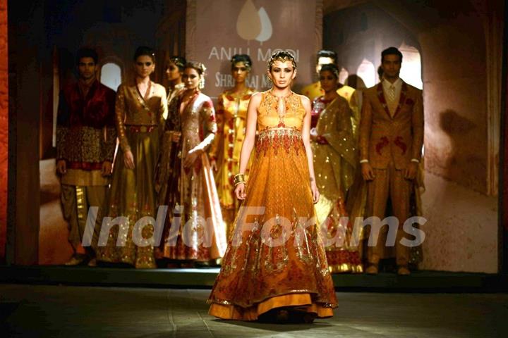 Alicia Raut walks the ramp at the Indian Couture Week - Day 2