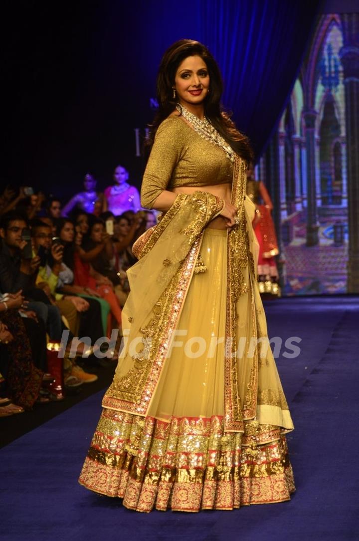 &#8203;Sridevi walks the ramp for Golecha Jewels at the IIJW 2014 - Day 3