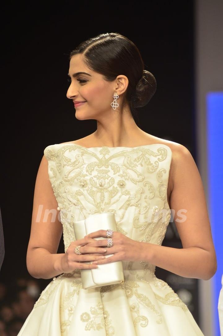 Sonam Kapoor walks the ramp for Nazrana by Rio Tinto at the IIJW 2014 - Day 3