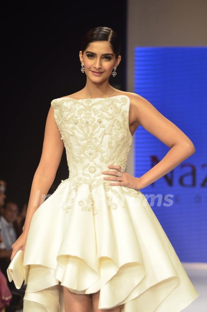 Sonam Kapoor looks chic at the IIJW 2014 - Day 3