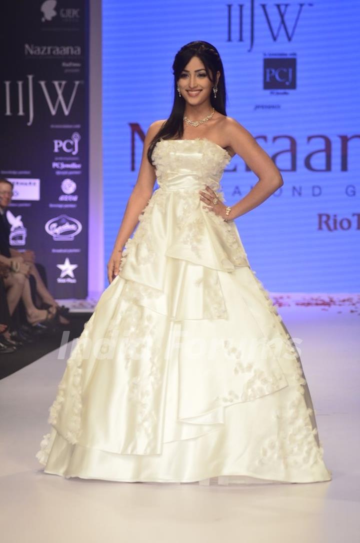 Yami Gautam walks the ramp for Nazrana by Rio Tinto at the IIJW 2014 - Day 3