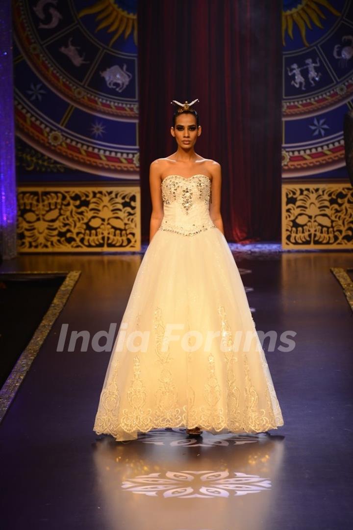 A model walks the ramp at the India International Jewellery Week (IIJW) 2014 - Grand Finale