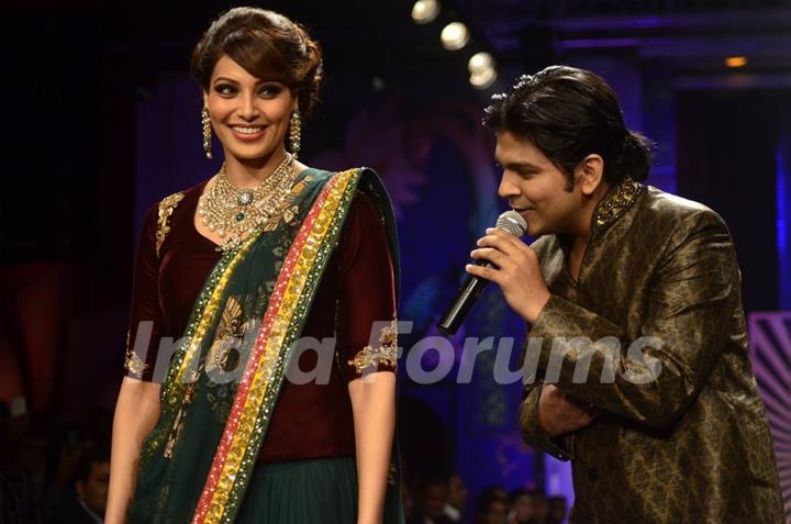 Bipasha Basu walks the ramp while Ankit Tiwari performs at the IIJW 2014 - Grand Finale