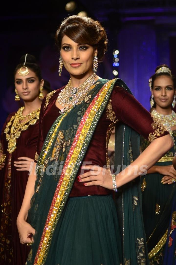 Bipasha Basu dazzels the ramp in a PC Jewellwers creation at the IIJW 2014 - Grand Finale