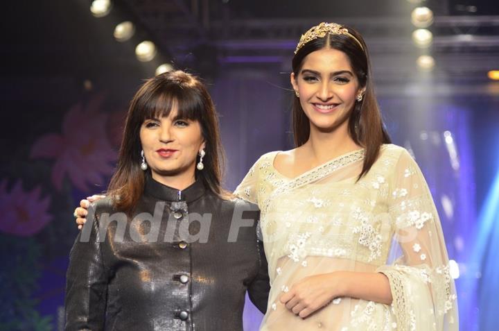 Sonam Kapoor with Neeta Lulla at the India International Jewellery Week (IIJW) 2014 - Grand Finale