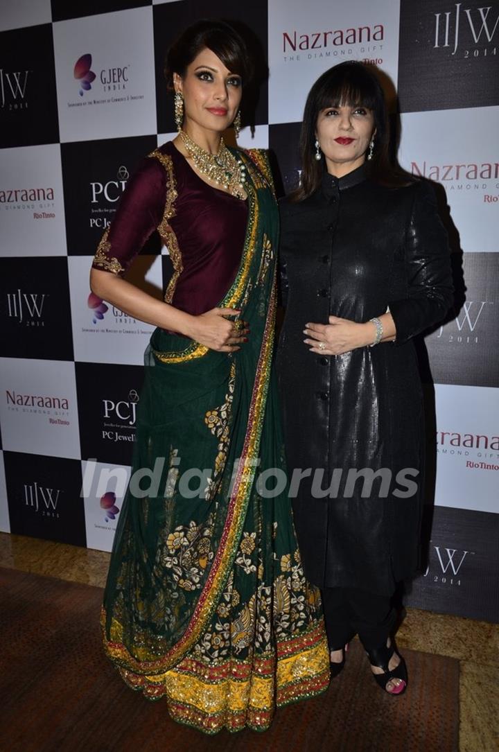 Bipasha Basu with Neeta Lulla at the India International Jewellery Week (IIJW) 2014 - Grand Finale