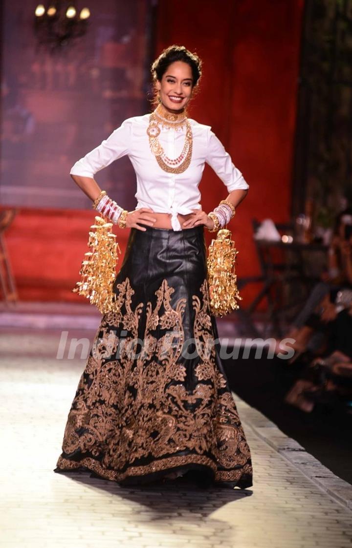 Lisa Haydon walks the ramp in a Monisha Jaisingh creation Indian Couture Week - Day 3