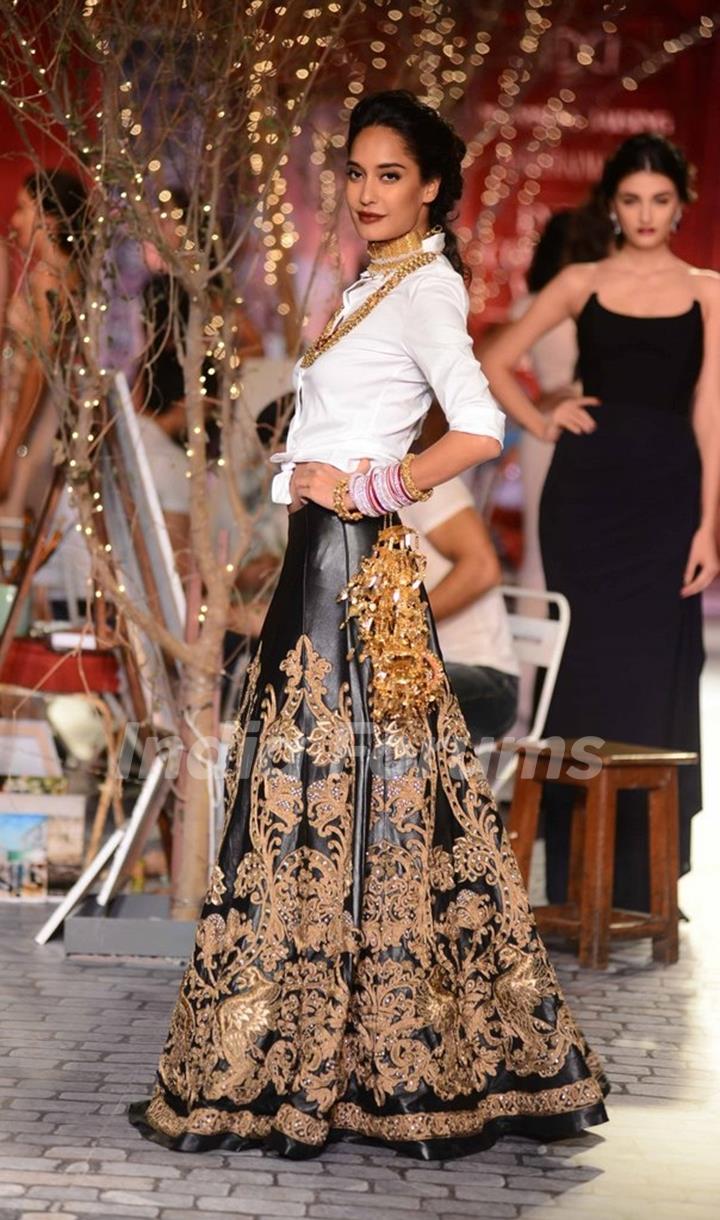 Lisa Haydon walks the ramp for Monisha Jaisingh creation Indian Couture Week - Day 3