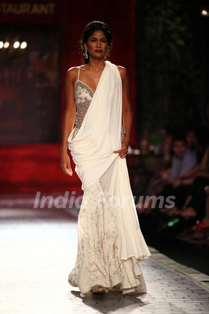 Carol Gracias walks the ramp at the Indian Couture Week - Day 3