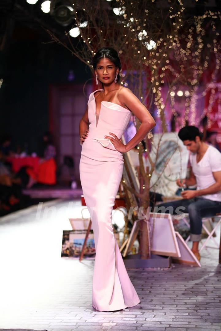 Carol Gracias walks the ramp at the Indian Couture Week - Day 3