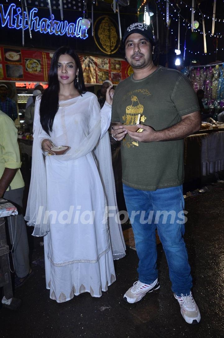 Sara Loren with a friend at Minara Masjid