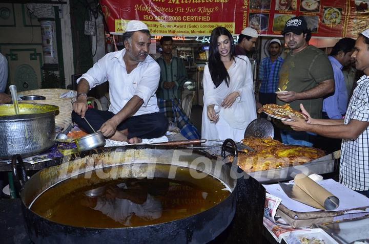 Sara Loren checks out some eateries at Minara Masjid