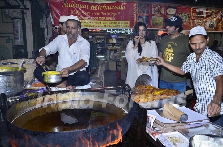 Sara Loren tries some tasty dishes at Minara Masjid