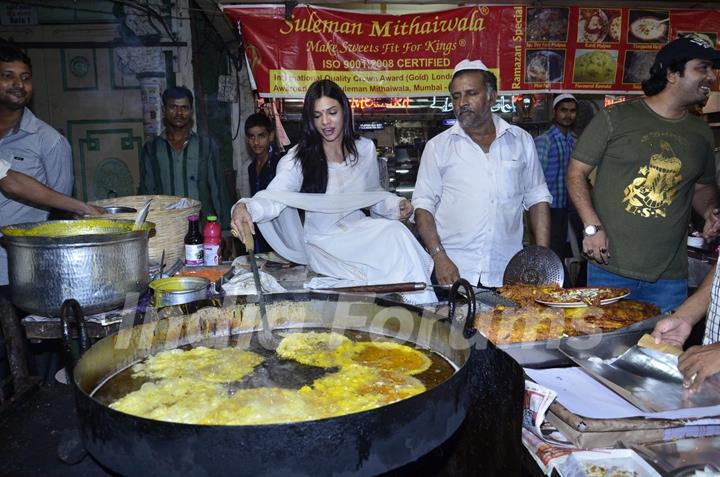 Sara Loren tries her hand on cooking