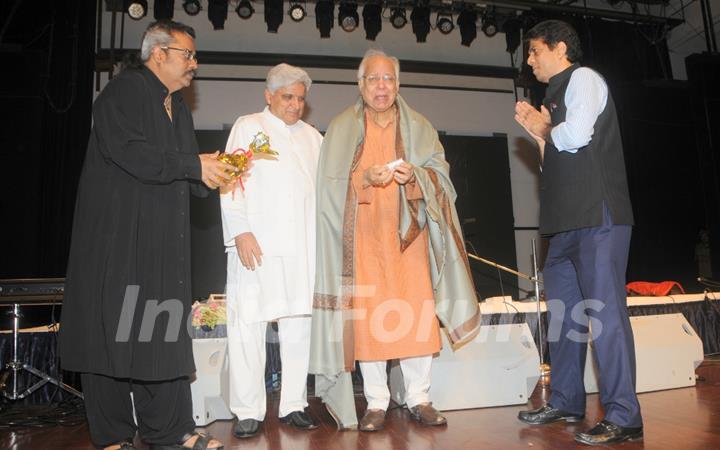 Hariharan felicitates Rajendra Mehta at A fund raising musical soiree, Rehmatein