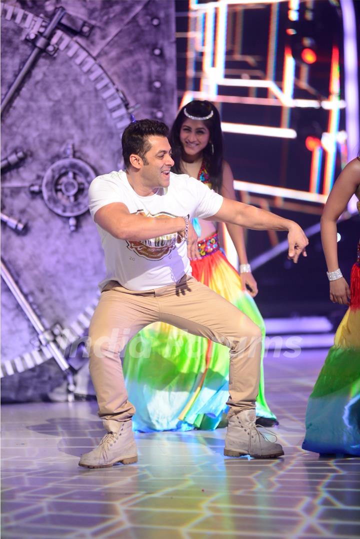 Salman Khan performs at the stage of Jhalak Dikhhla Jaa