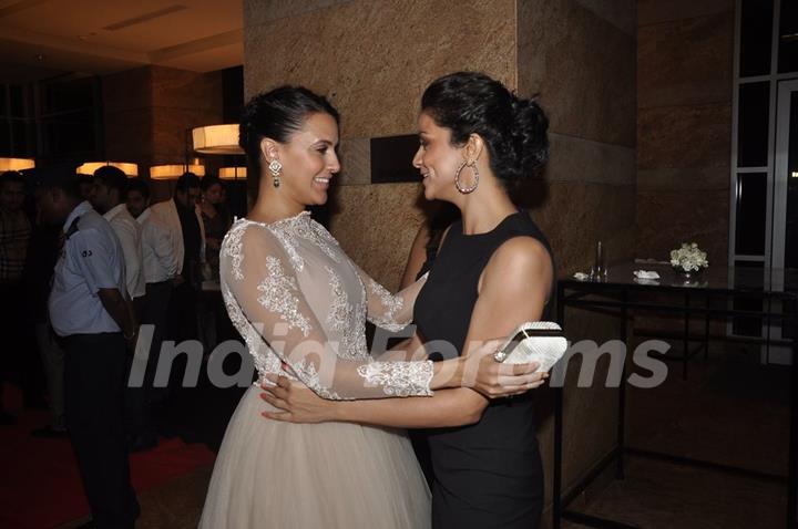 Gul Panag and Naha Dhupia greet each other at the Retail Jeweller India Awards 2014