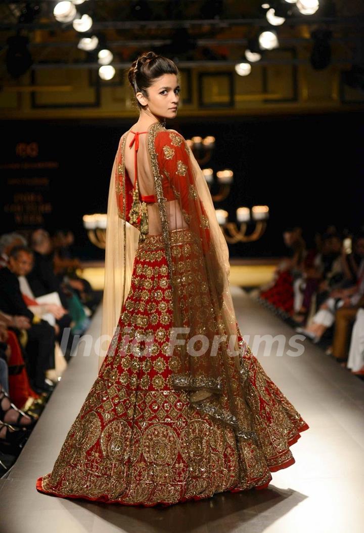 Alia Bhatt walks the ramp at Indian Couture Week - Day 5