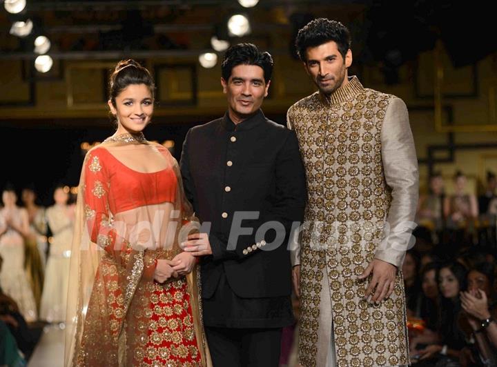 Manish Malhotra pose with Alia Bhatt and Aditya Roy Kapur at Indian Couture Week - Day 5