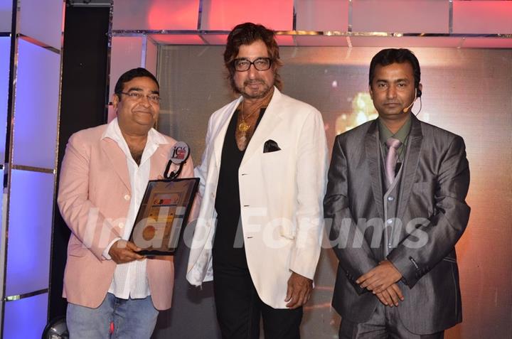 Shakti Kapoor receiving the award at the India Leadership Conclave