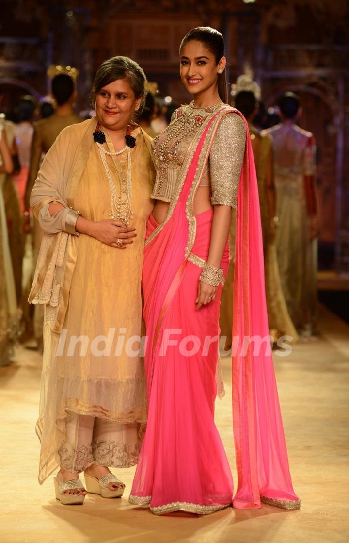 Ieana D'cruz walks the ramp at the Indian Couture Week - Grand Finale