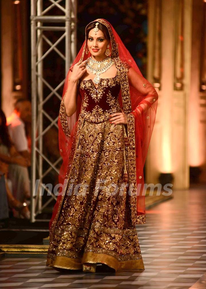 Bipasha Basu walks the ramp at Indian Couture Week - Grand Finale