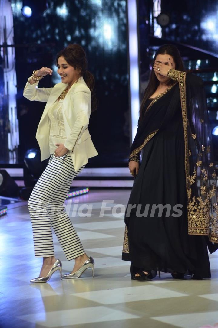 Madhuri and Rani perform on Jhalak Dikhla Jaa