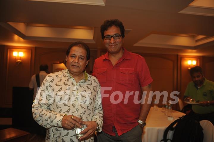 Anup Jalota and Talat Aziz pose for the media