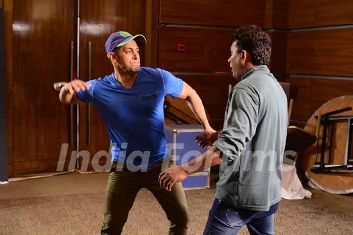 Salman Khan promotes Kick on C.I.D