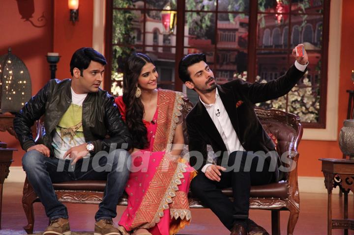 Fawad Khan clicks a Selfie with Sonam Kapoor and Kapil