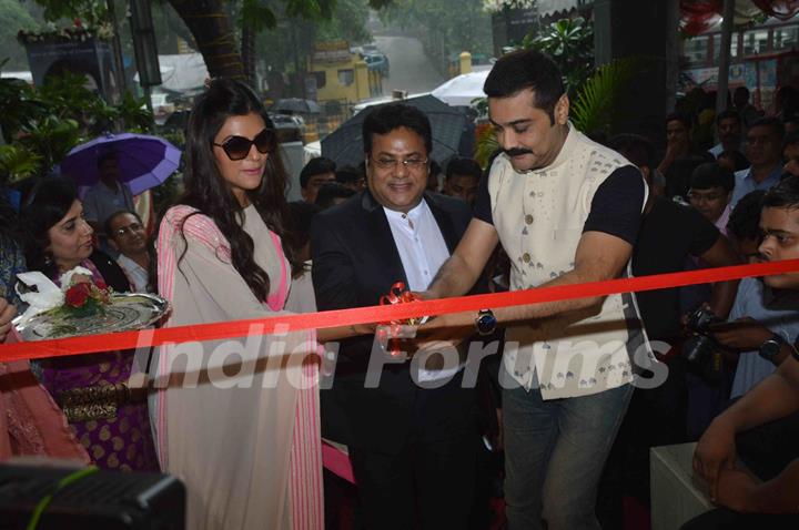 Sushmita Sen and Prosenjit Inaugurates the Sprawling Showroom in Andheri