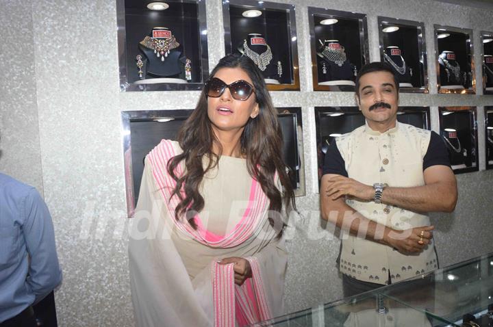 Sushmita Sen and Prosenjit were at Senco Gold and Diamond showroom