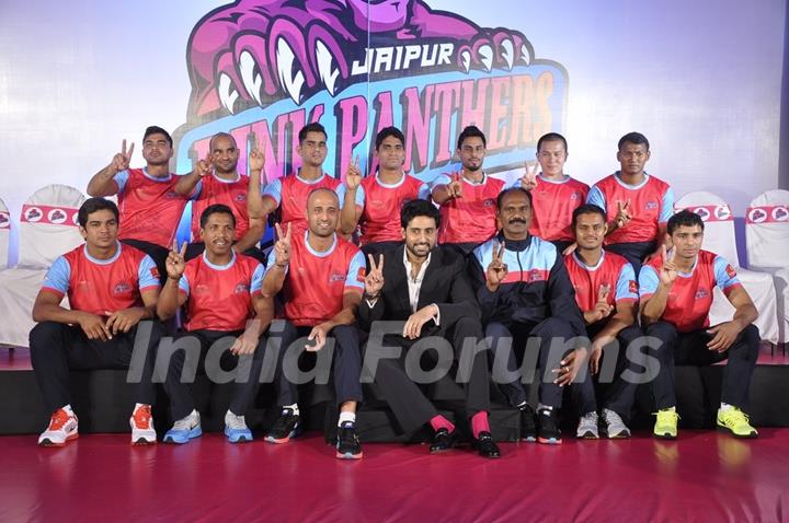 Abhishek Bachchan poses with a Victory sign with his Kabbadi Team