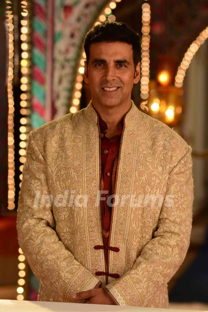 Akshay Kumar poses for the media at the Jahsn-e-Eid celebration