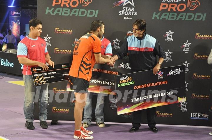 Amitabh Bachchan congratulautes an achiever at the  Pro Kabbadi League