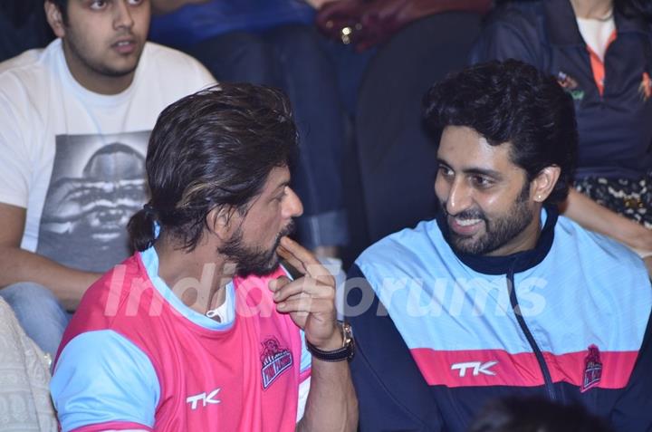 SRK and Abhishek Bachchan in a chat at the Pro Kabbadi League