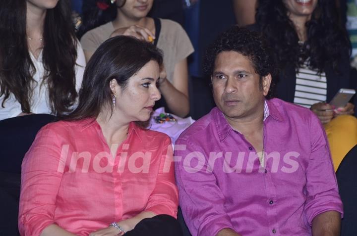 Sachin Tendulkar in a chat with his wife at Pro Kabbadi League