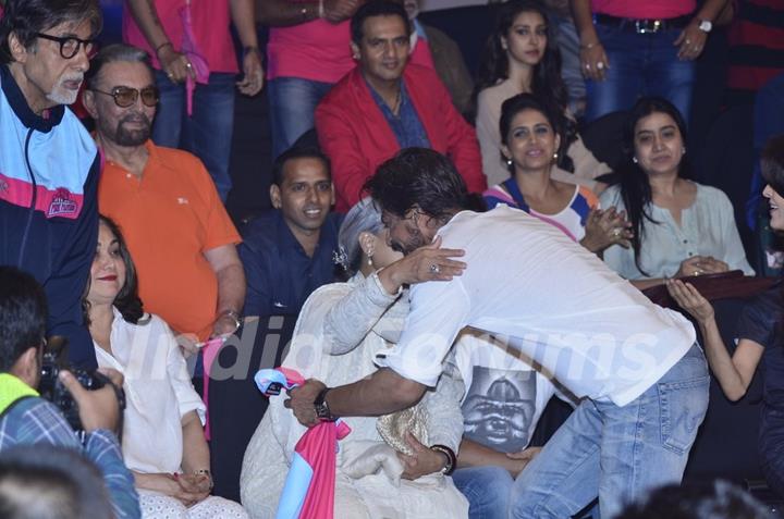 Shah Rukh Khan hugs Jaya Bachchan at Pro Kabbadi League