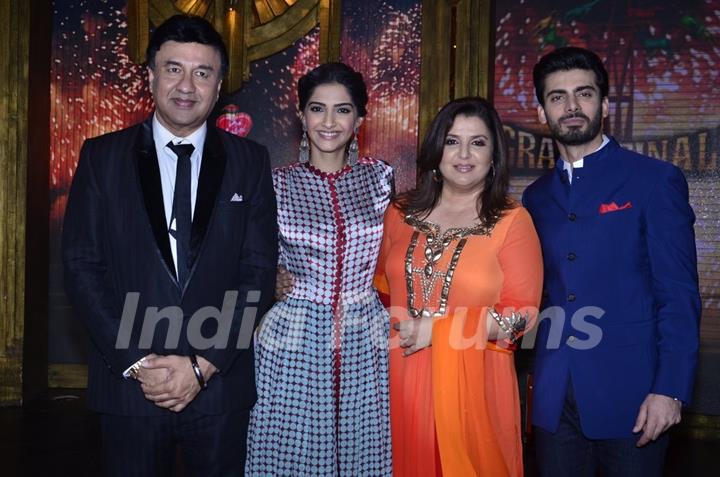 Sonam Kapoor and Fawad Khan pose with Anu Malik and Farah Khan