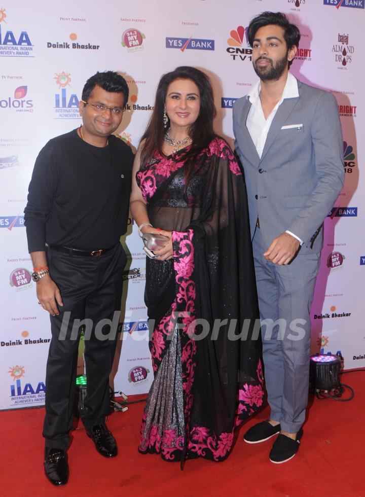 Aneel Murarka with Poonam Dhillon and her Son at International Indian Achiever's Award 2014