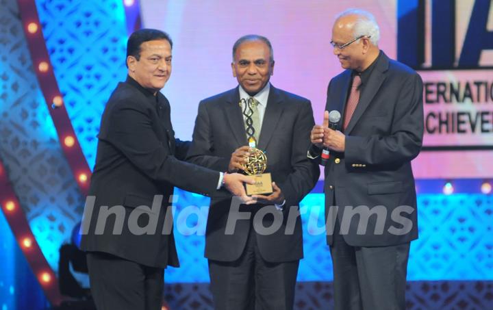 Rana Kapoor and Dr.Raghunath Mashelkar awarding Dr. Subra Suresh