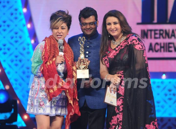 Aneel Murarka and Poonam Dhillon awarding Hard Kaur at International Indian Achiever's Award 2014